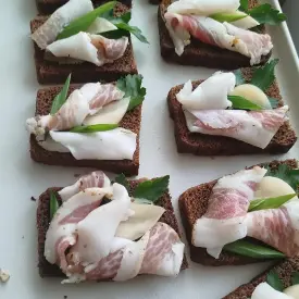 Кростини по-белорусски с салом