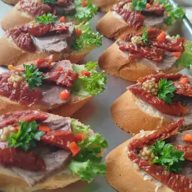 Кростини с говядиной