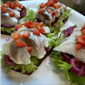 Кростини с сельдью на бородинском