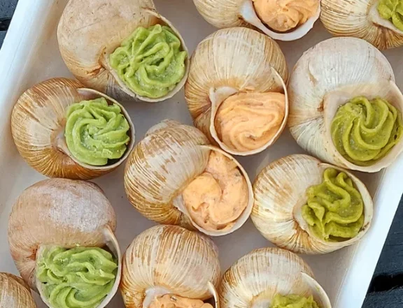 Набор 18 улиток в раковинах под соусом "Ассорти"