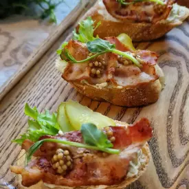 Брускетта с беконом, 10 шт.