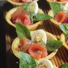 Корзинки со свекольным муссом и форелью, 12 шт.