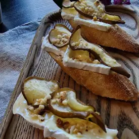 Брускетта с Камамбером и грушей, 10 шт.