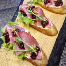 Брускетта с шейкой, 10 шт.