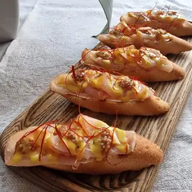 Брускетта с вяленым мясом, 10 шт.