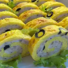 Сырный рулет с курицей и маслинами