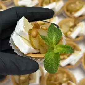 Тарталетка с сыром бри