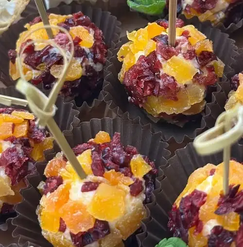 Медовый чизбол с курагой и вяленой клюквой