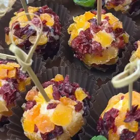 Медовый чизбол с курагой и вяленой клюквой