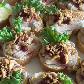 Кростини с фирменным паштетом, хрустящим луком и брусничным соусом