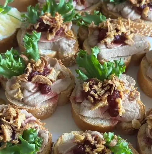 Кростини с фирменным паштетом, хрустящим луком и брусничным соусом