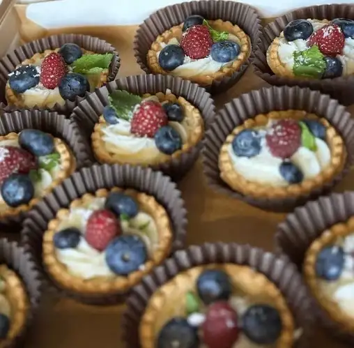 Тарталетка с крем-чизом и сезонной ягодой