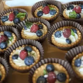 Тарталетка с крем-чизом и сезонной ягодой