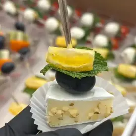 Канапе с сыром бри