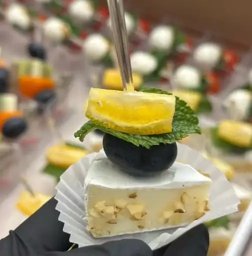 Канапе с сыром бри