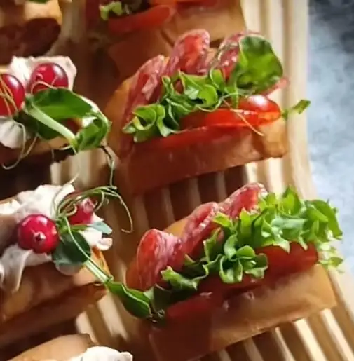 Мини-сэндвич бриошь с салями и черри