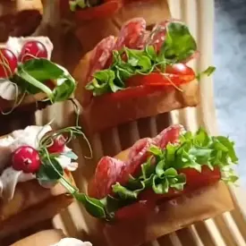 Мини-сэндвич бриошь с салями и черри