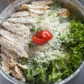 Салат «Цезарь» с куриным филе и фирменным соусом