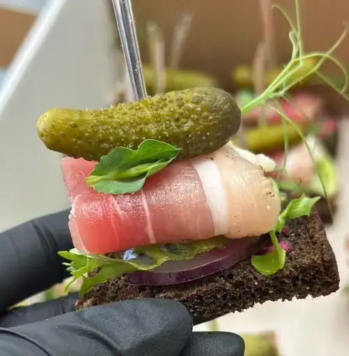 Канапе с сальцем, корнишоном, луком и хреном