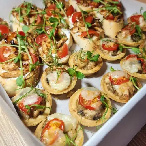 Бокс с тарталетками и брускеттами