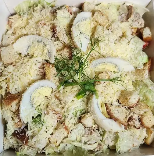 Салат цезарь с курицей