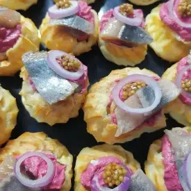 Профитроли со свекольным муссом и селедочкой