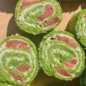 Шпинатный рулет с форелью