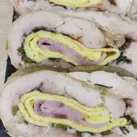 Куриная руляда с яичными блинчиками и ветчиной