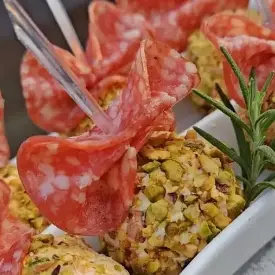 Куриные шарики с курагой в фисташках