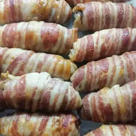 Рулетики из свинины в беконе с грибами, сыром