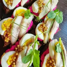 Брускетты с селедочкой на бородинском хлебе