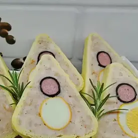 Рулет с копчёным яйцом и колбасой в сыре