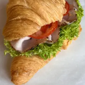 Круассан с ветчиной