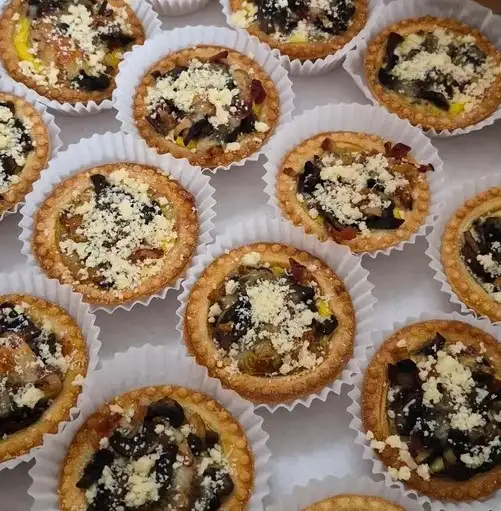 Мини-киш с беконом и шампиньонами