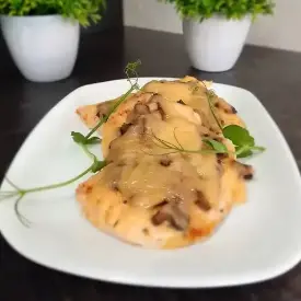 Филе курицы, запеченое с шампиньонами и луком