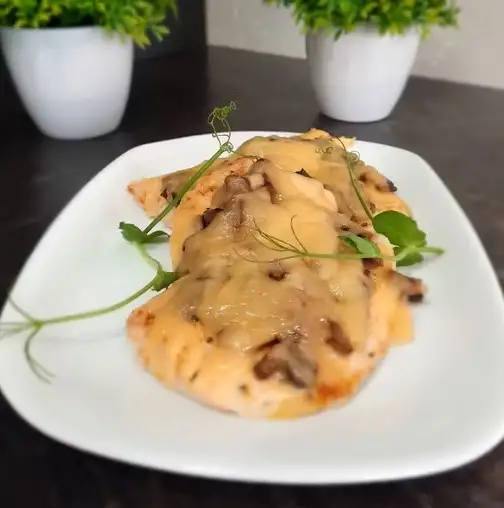 Филе курицы, запеченое с шампиньонами и луком