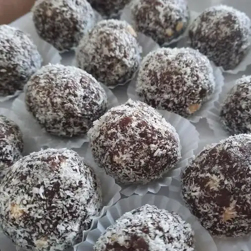 Шоколадные шарики в кокосовой стружке
