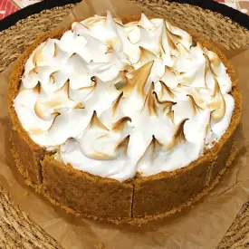 Чизкейк классический с шапочкой фламбированной меренги