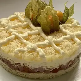 С ананасом и карпаччо из курицы