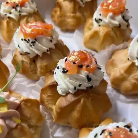 Профитроли с красной рыбой