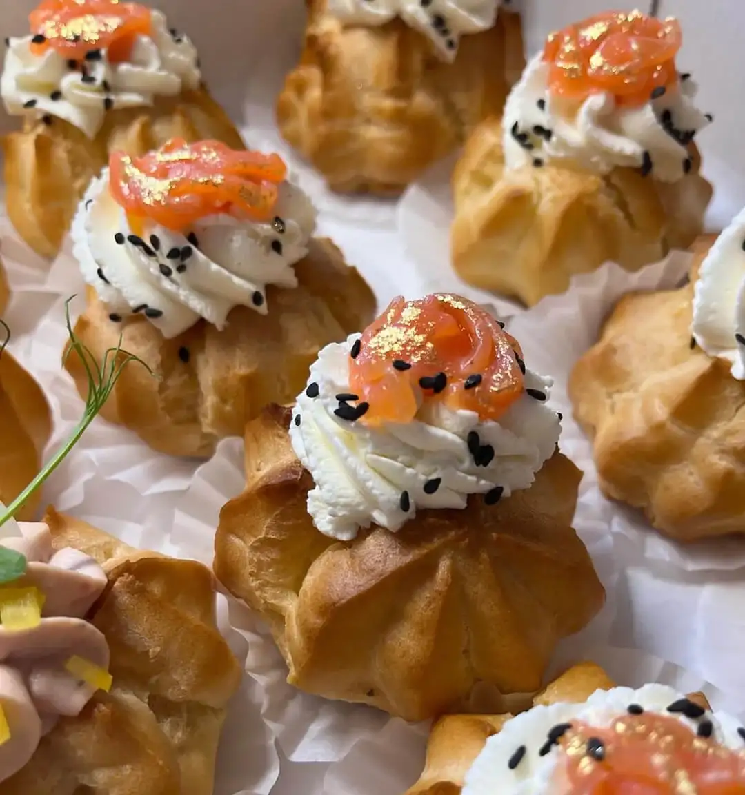 Профитроли с красной рыбой