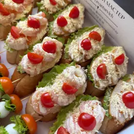 Брускетты «Цезарь с курицей»