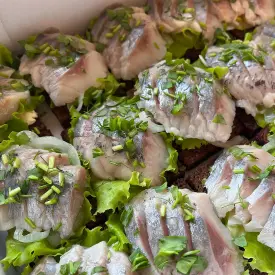 Мини-бутербродики с селедкой