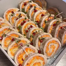 Мясной рулет с морковью по-корейски