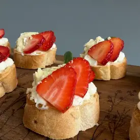 Кростини с сыром камамбер и клубникой
