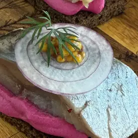 Канапе на ,ородинском со свекольным муссом и селёдочкой