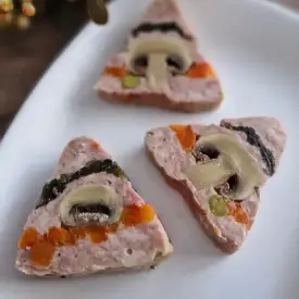 Рулет мясной с шампиньонами