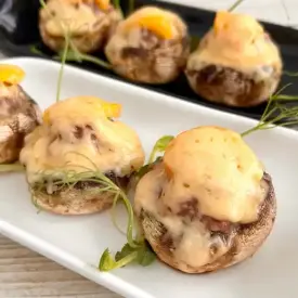 Шампиньоны, фаршированные мясным фаршем