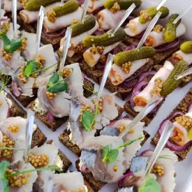 Канапе на бородинском с грудинкой, 10 шт.