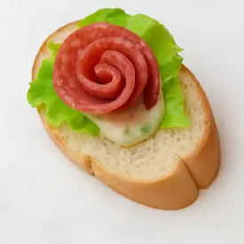 Брускетты с плавленым сыром, маринованным огурцом и салями, 10шт.